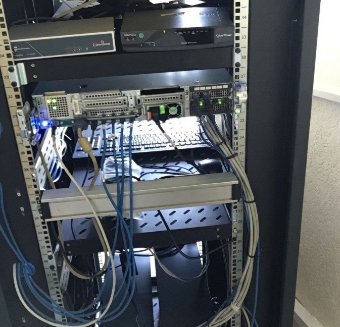 2U Rack Tipi Sunucunun Kabinete Montajı ve Arka Panel Ağ/Güç Bağlantıları
