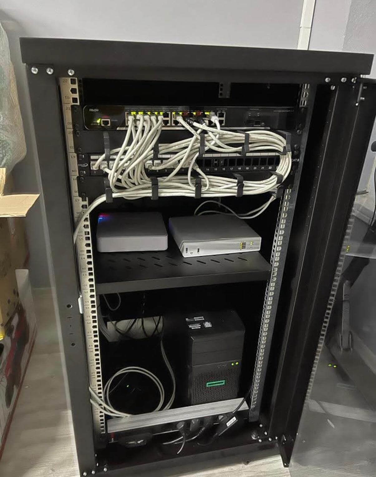 Ruijie Switch, HPE Sunucu ve Patch Panel Montajı